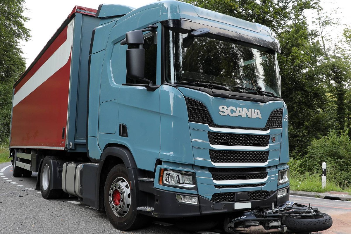 Moudon VD - Junger Motorradfahrer landet unter Lastwagen!