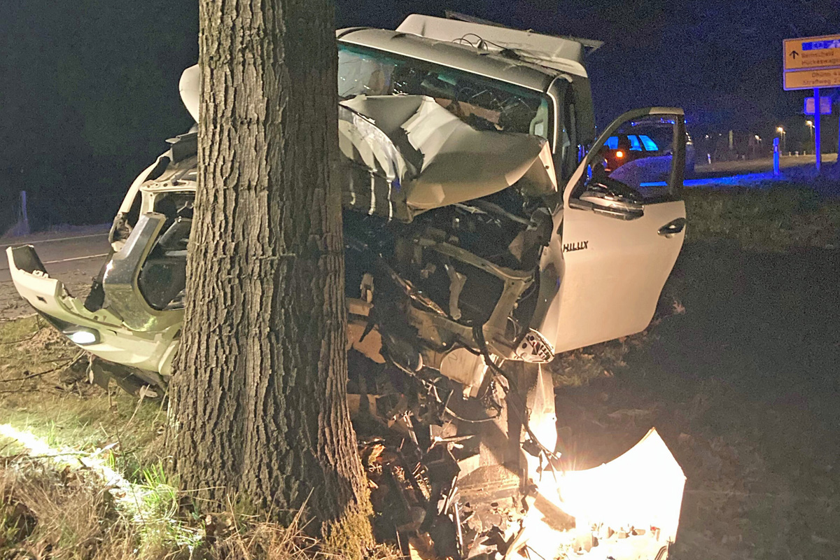 Hückeswagen – Autofahrer prallt alkoholisiert gegen Baum