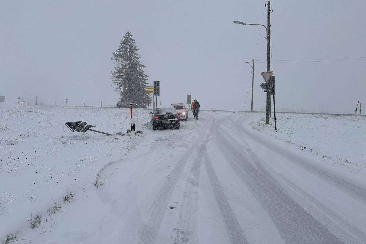 Kanton Schwyz – Wintereinbruch führt zu zahlreichen Unfällen auf den Strassen