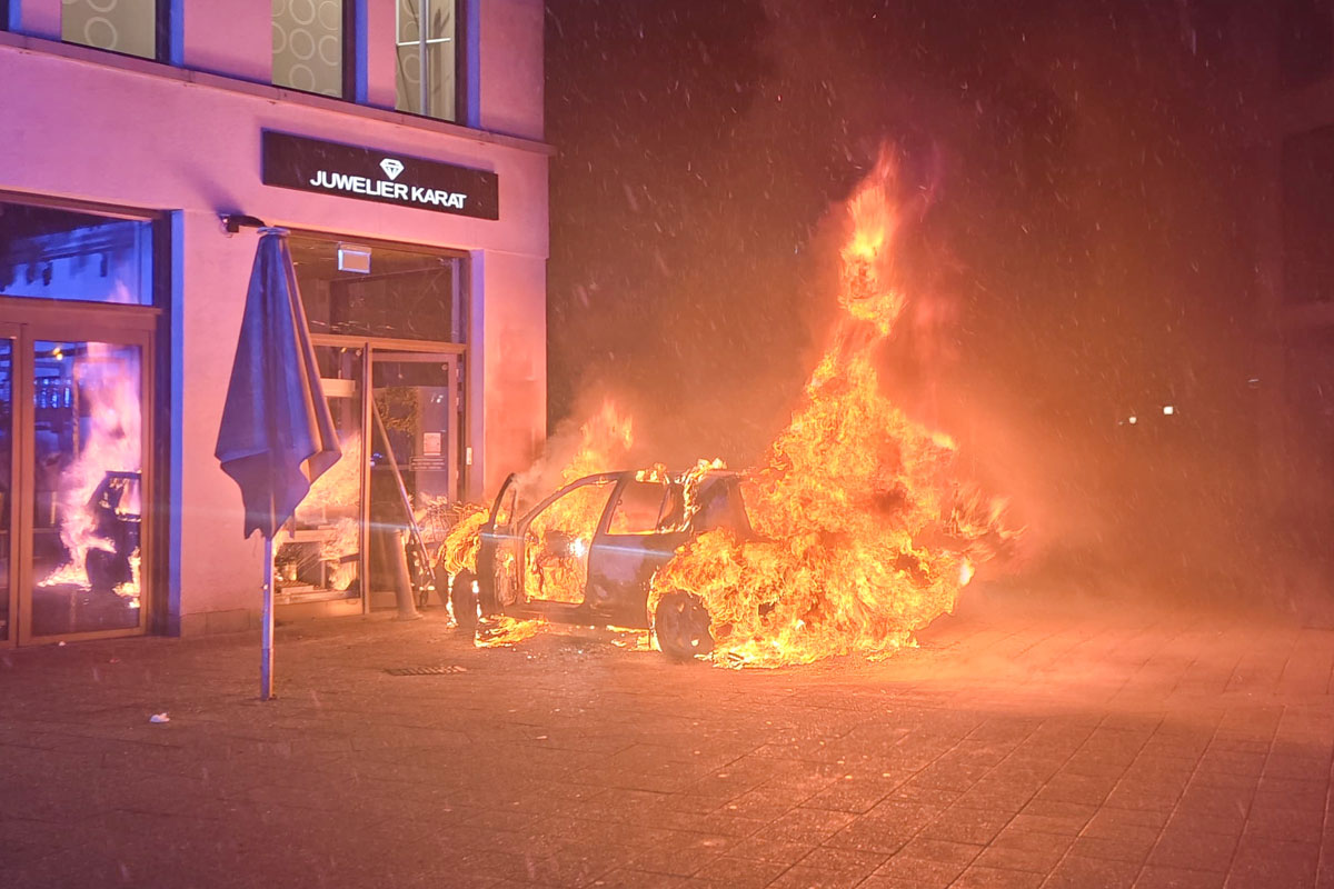 Detmold – Pkw brennt in der Innenstadt vor Geschäft