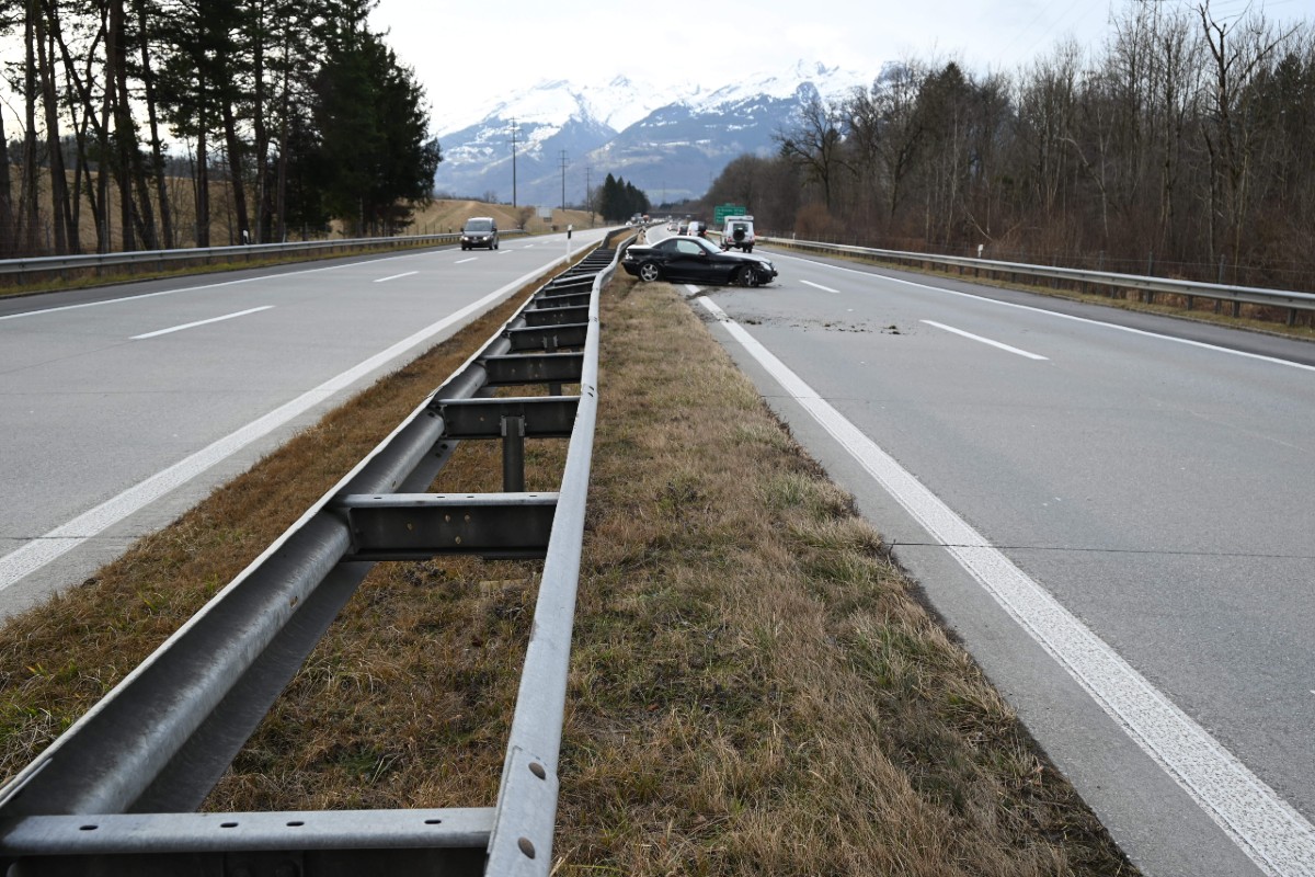  Salez SG - Mercedes verunfallt auf der Autobahn