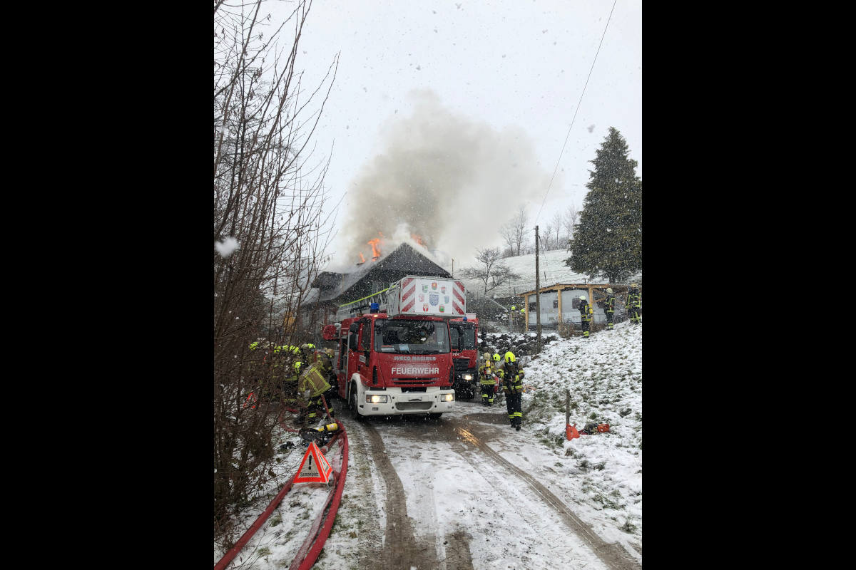 Feuer in Häusernmoos i.E. BE – Bauernhaus bei Brand zerstört