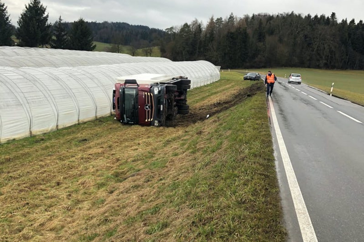 Uttigen BE – Mit dem Lkw umgekippt