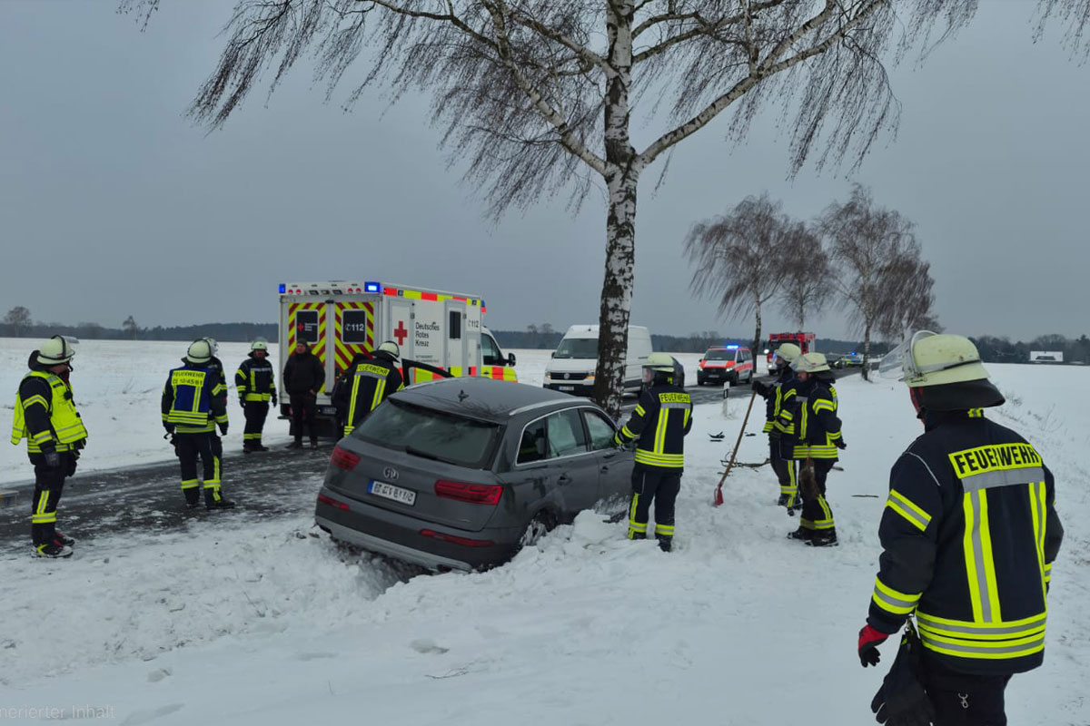 Celle – Fahrer prallt bei Schneeverwehung gegen Baum