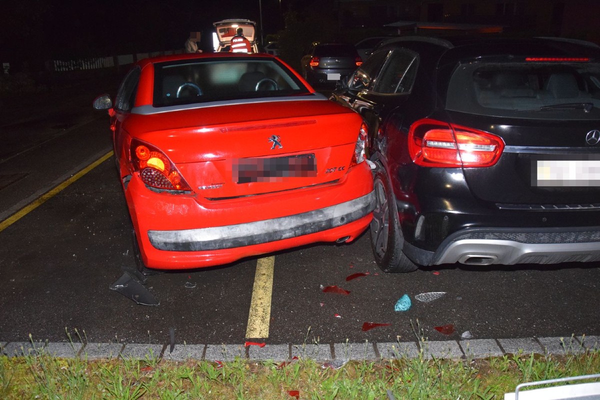 Niederbuchsiten SO - Kollision mit parkierten Fahrzeugen