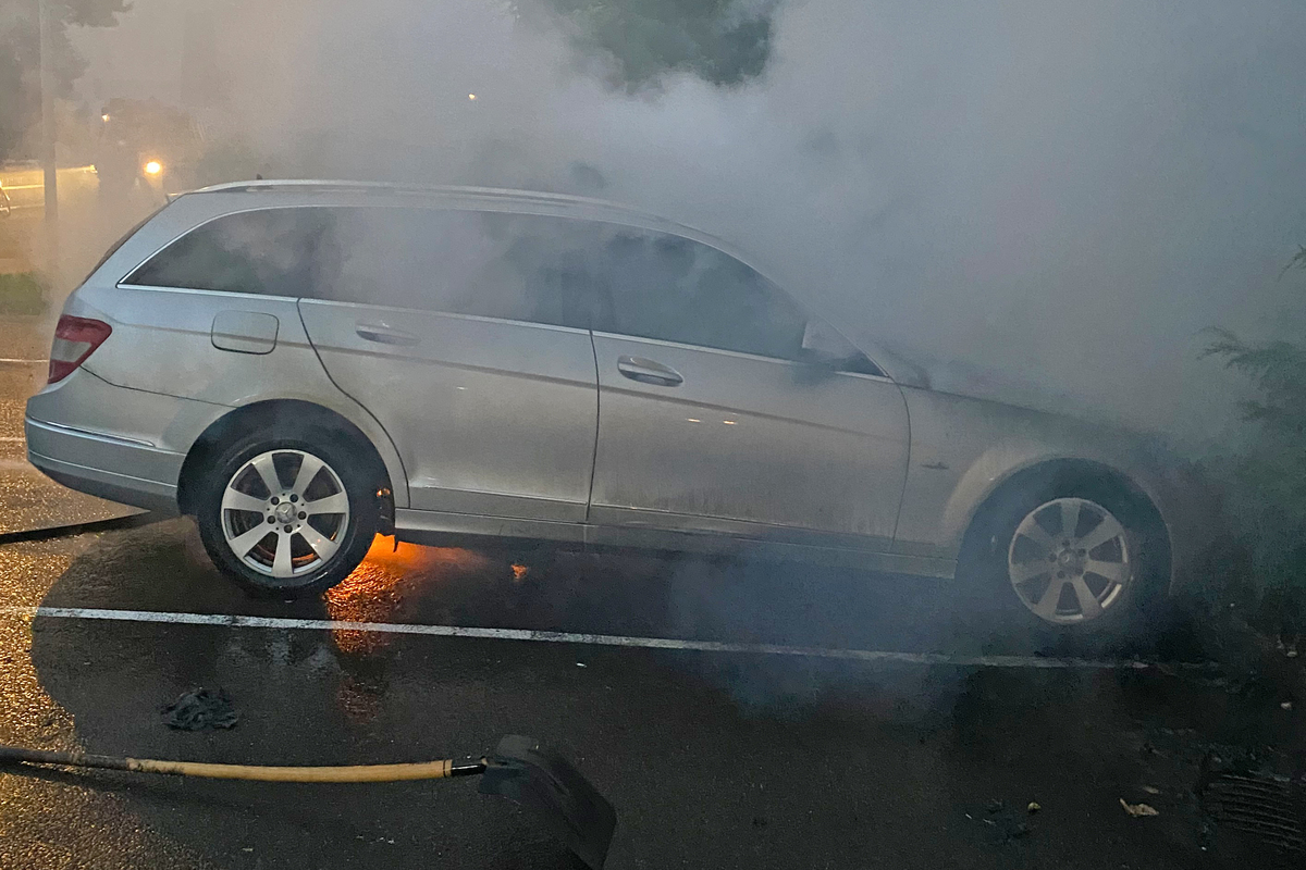 Uttwil TG - Auto gerät während der Fahrt in Brand 