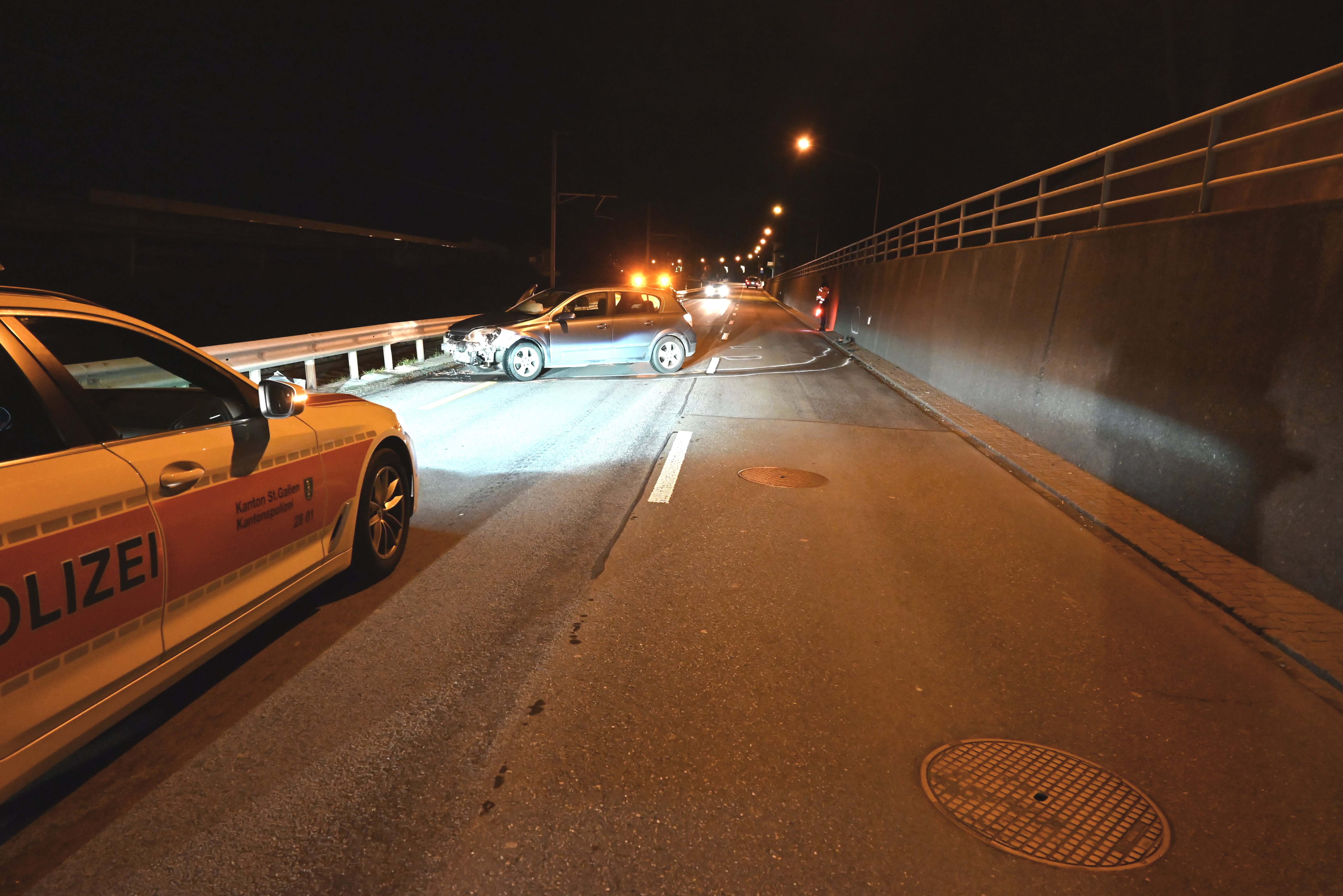 Au SG – Auto in Begrenzungsmauer und Leitplanke gekracht
