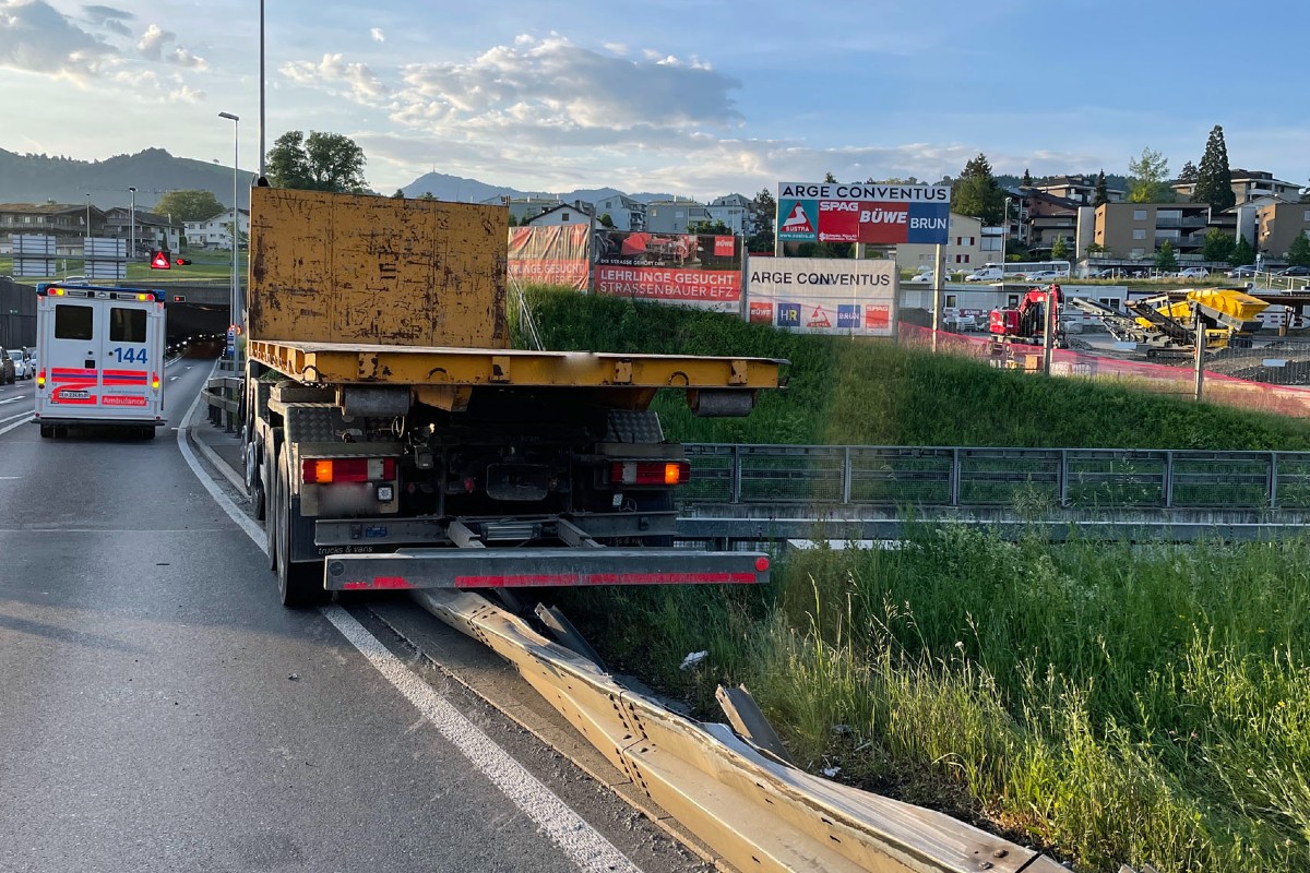 Buchrain LU - Kollision und Selbstunfall mit Lastwagen – Chauffeur verletzt