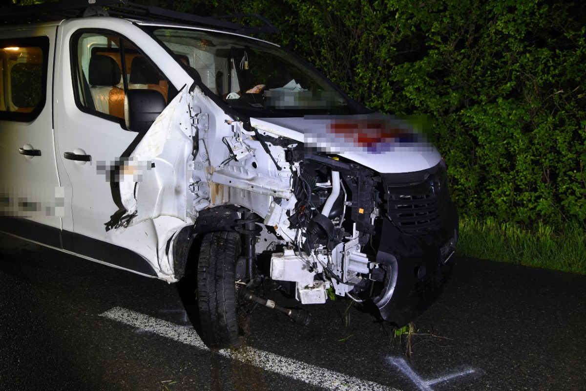 Lieferwagen prallt bei Rebstein SG in Baum!