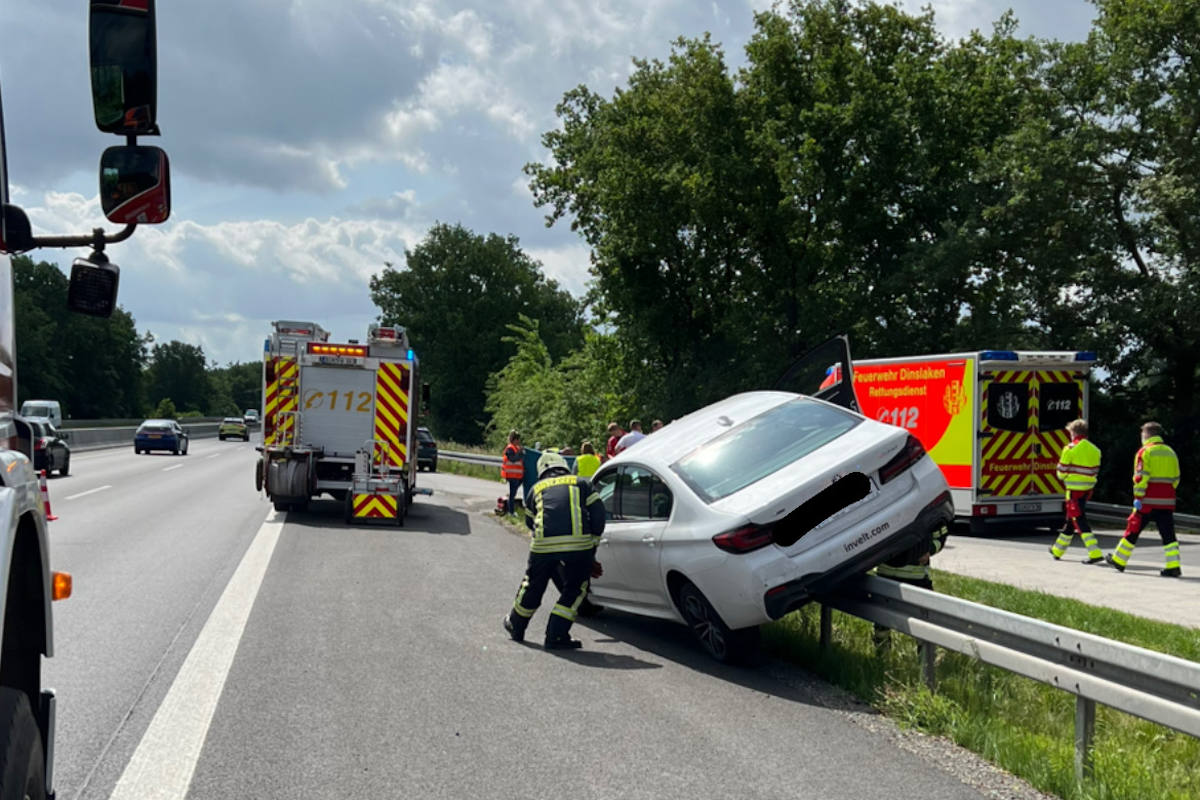 A3 Dinslaken – Auto kam auf der Leitplanke zum Stehen