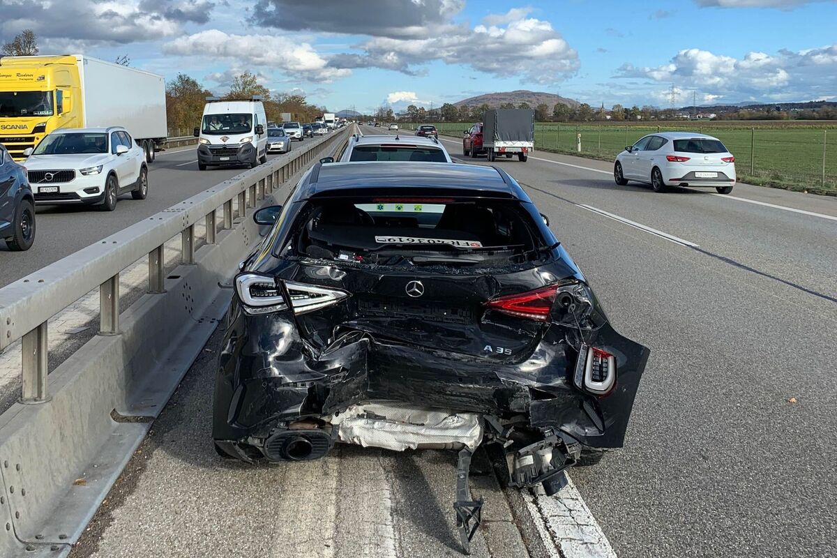 Autobahn A1 bei Kestenholz SO - Verkehrsbehinderungen nach Unfall 