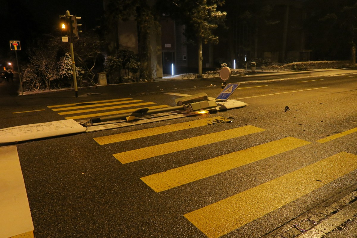 Winterthur ZH - Dunkler SUV fährt Lichtsignal um und haut ab!