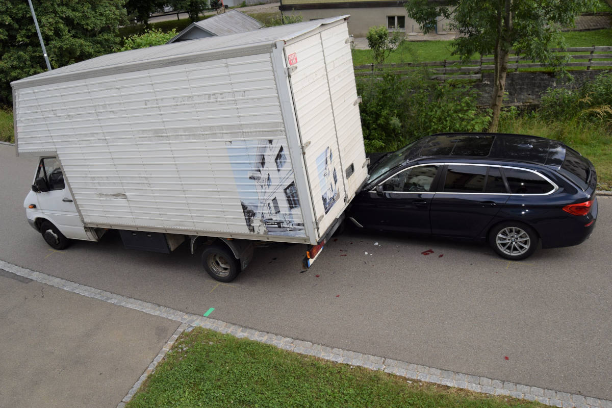 Herisau AR – Kollision zwischen Lieferwagen und Auto