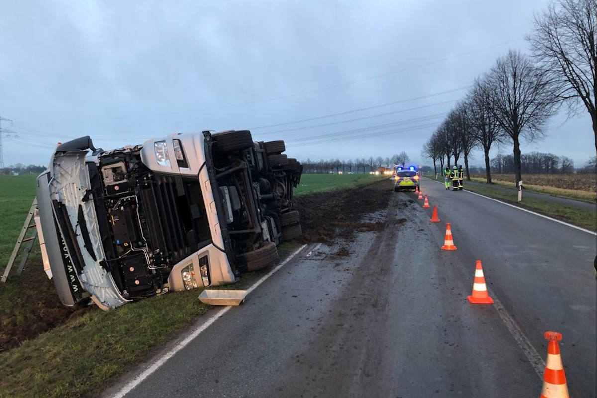 Petershagen – Aufwendige Bergung eines umgekippten LKWs