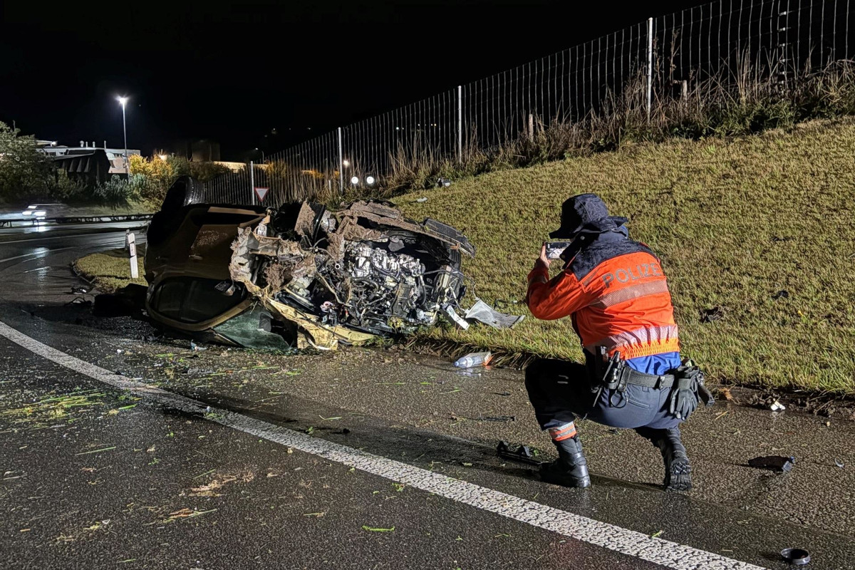 A3 Wädenswil – Auto kracht bei Unfall in Betonelement