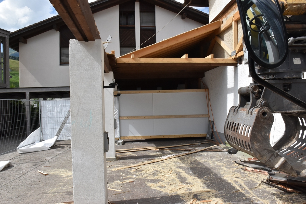 Savognin GR - Mann stürzt vom Dach auf den Asphalt - Rega im Einsatz