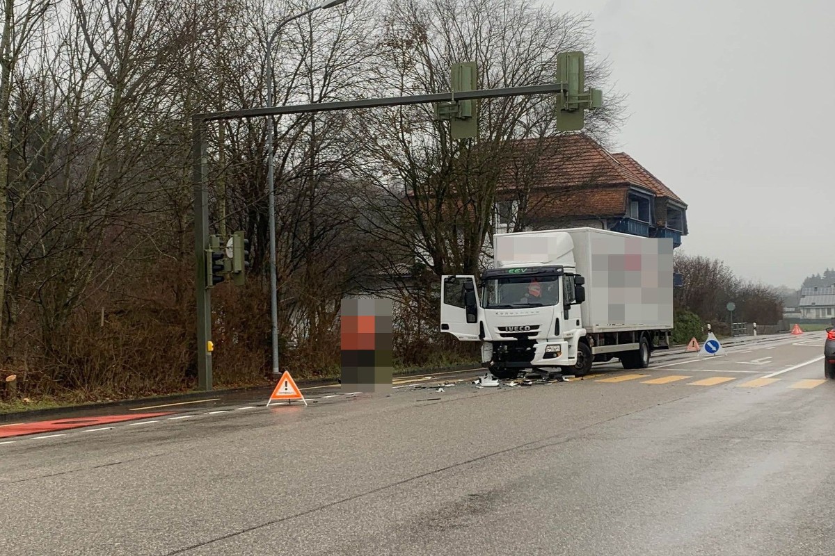 Selzach SO - Auffahrkollision zwischen einem Auto und einem Lastwagen