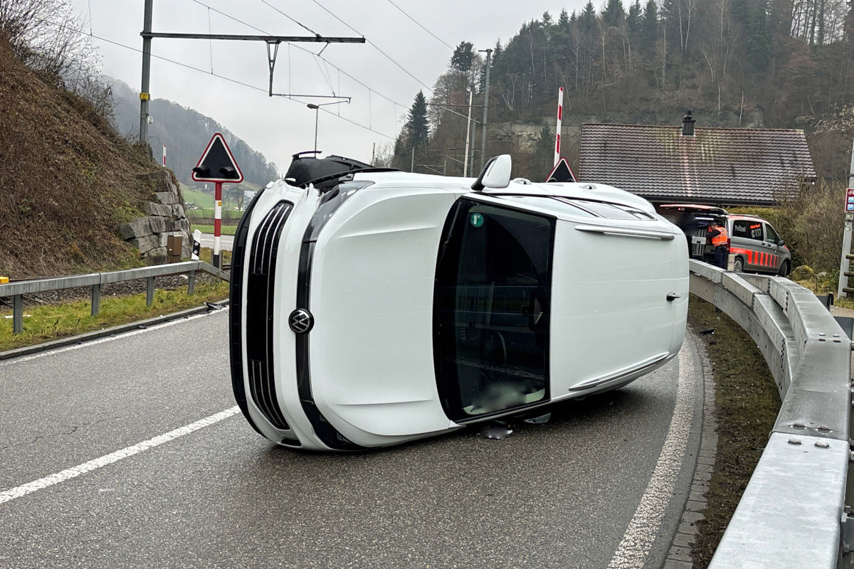 Ruswil LU – Auto kippt bei Unfall auf die Seite
