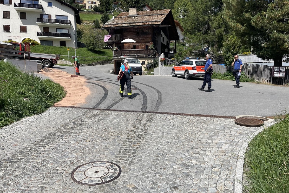 Zuoz GR - Feuerwehreinsatz wegen beschädigter Hydraulikölwanne