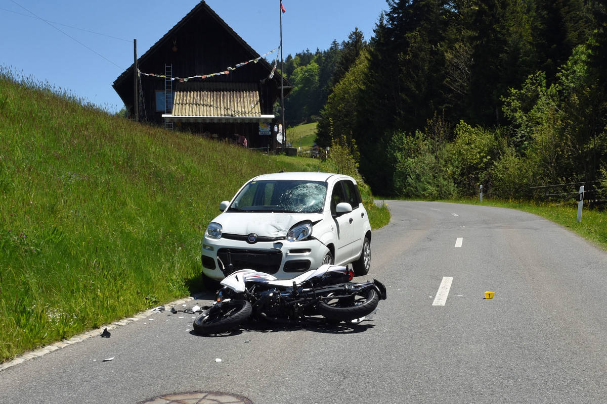 Schwarzenberg LU – Motorradfahrerin bei Kollision mit Auto lebensbedrohlich verletzt