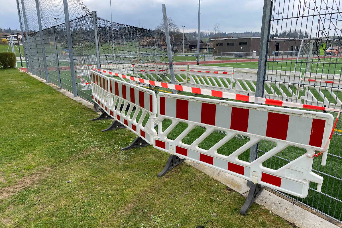 Steinhausen ZG – Offroadfahrt endet in einem Ballfanggitter