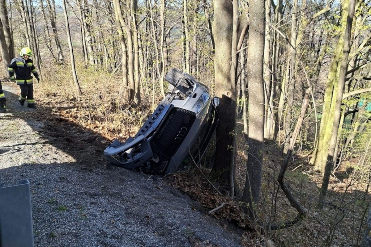 Unfall bei Krumbach – Lenker prallt gegen Baum