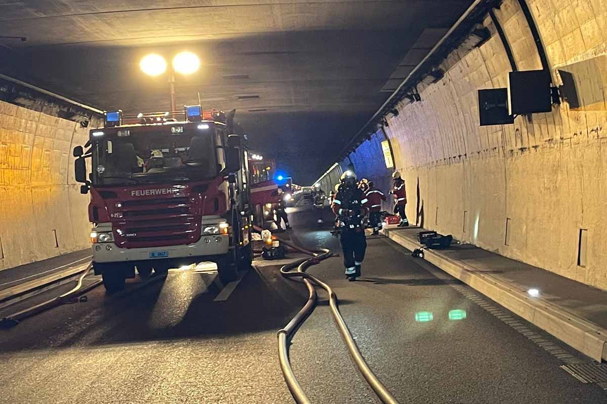 A2 Belchen BL - LKW im Tunnel in Brand geraten