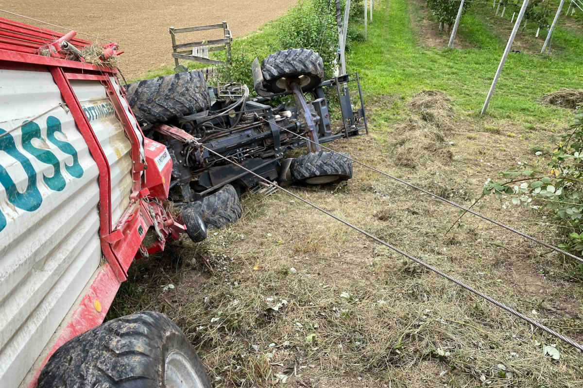 Laufenburg AG – Traktor bei Feldarbeiten umgekippt – Kleinkind eingeklemmt