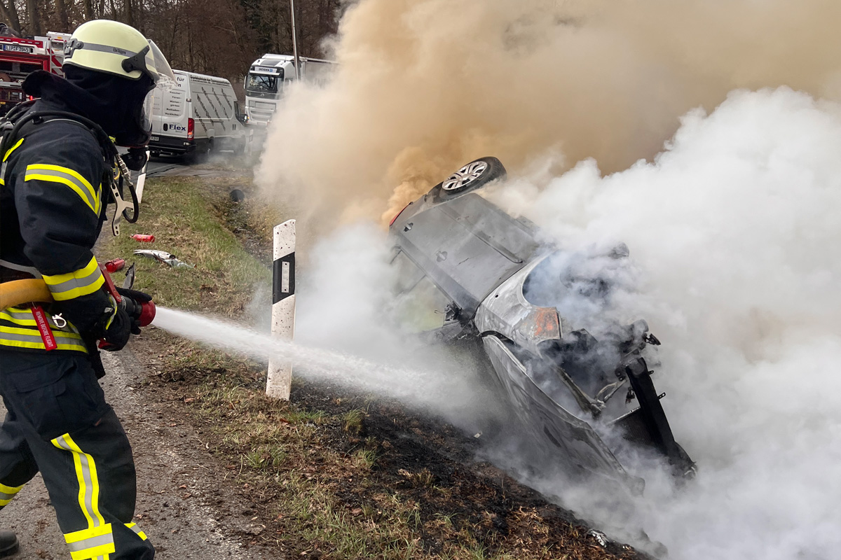 Horn-Bad Meinberg – Auto brennt nach Unfall aus