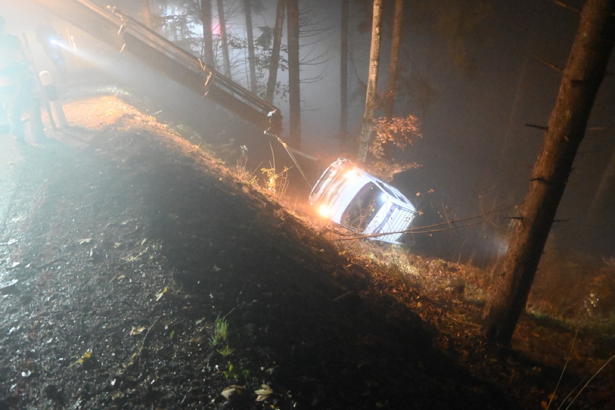 Triesenberg FL - Auto kommt im Nebel von Strasse ab