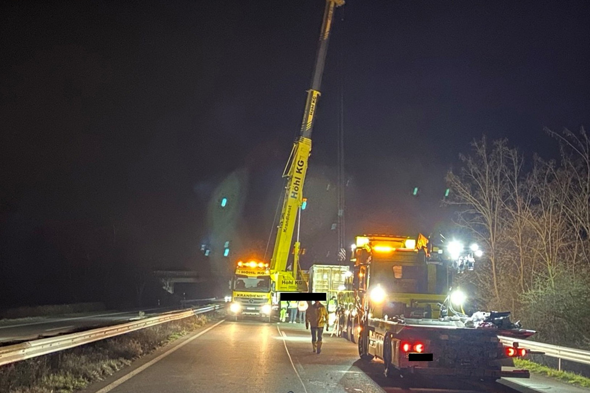 Limburgerhof – Sattelzug kippt nach Reifenplatzer um