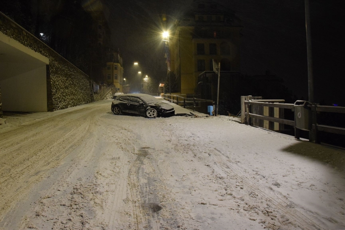 St. Moritz GR – Alkoholisiert auf schneebedeckter Strasse verunfallt 