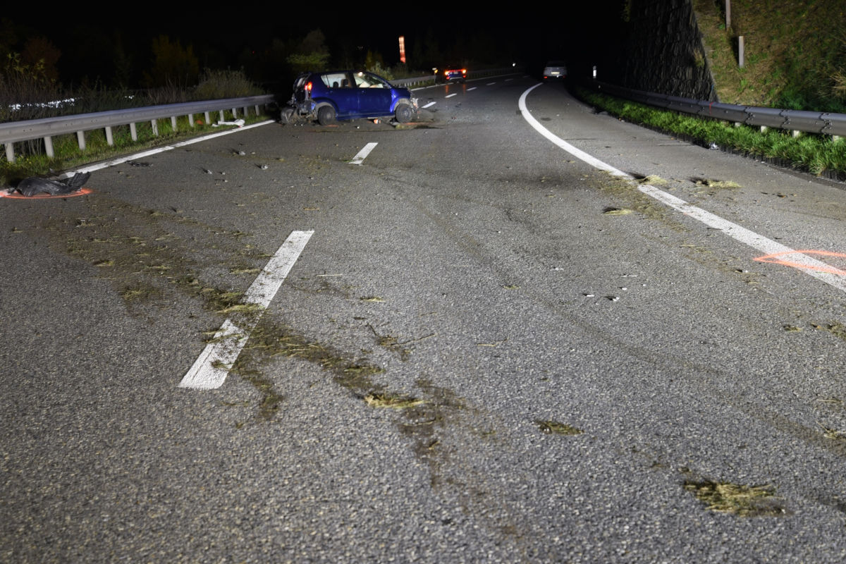 A13 Domat/Ems GR – Unfall mit drei Fahrzeugen nach Überholmanöver