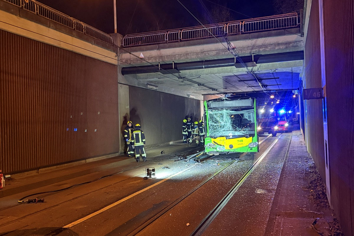 Oberhausen – Unfall zwischen zwei Linienbussen