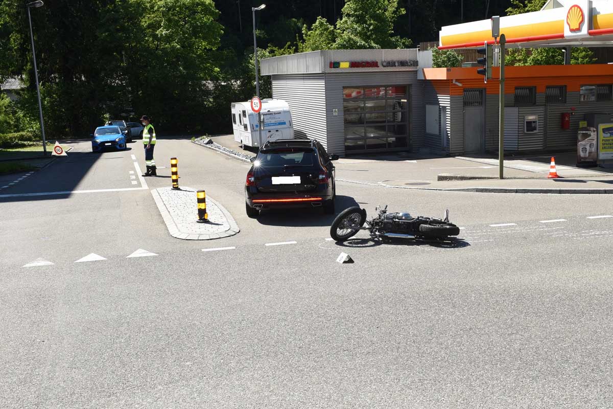 Dietikon ZH - Bikerin bei Unfall schwer verletzt!