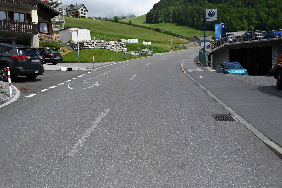 Amden SG – 20-jähriger Velofahrer bei Unfall mit Auto verletzt