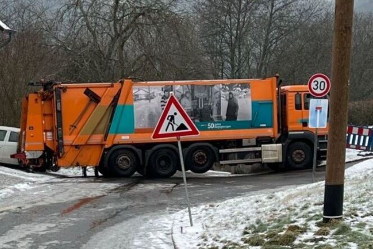 Hermeskeil RP - Müllfahrzeug auf glatter Fahrbahn verunfallt 