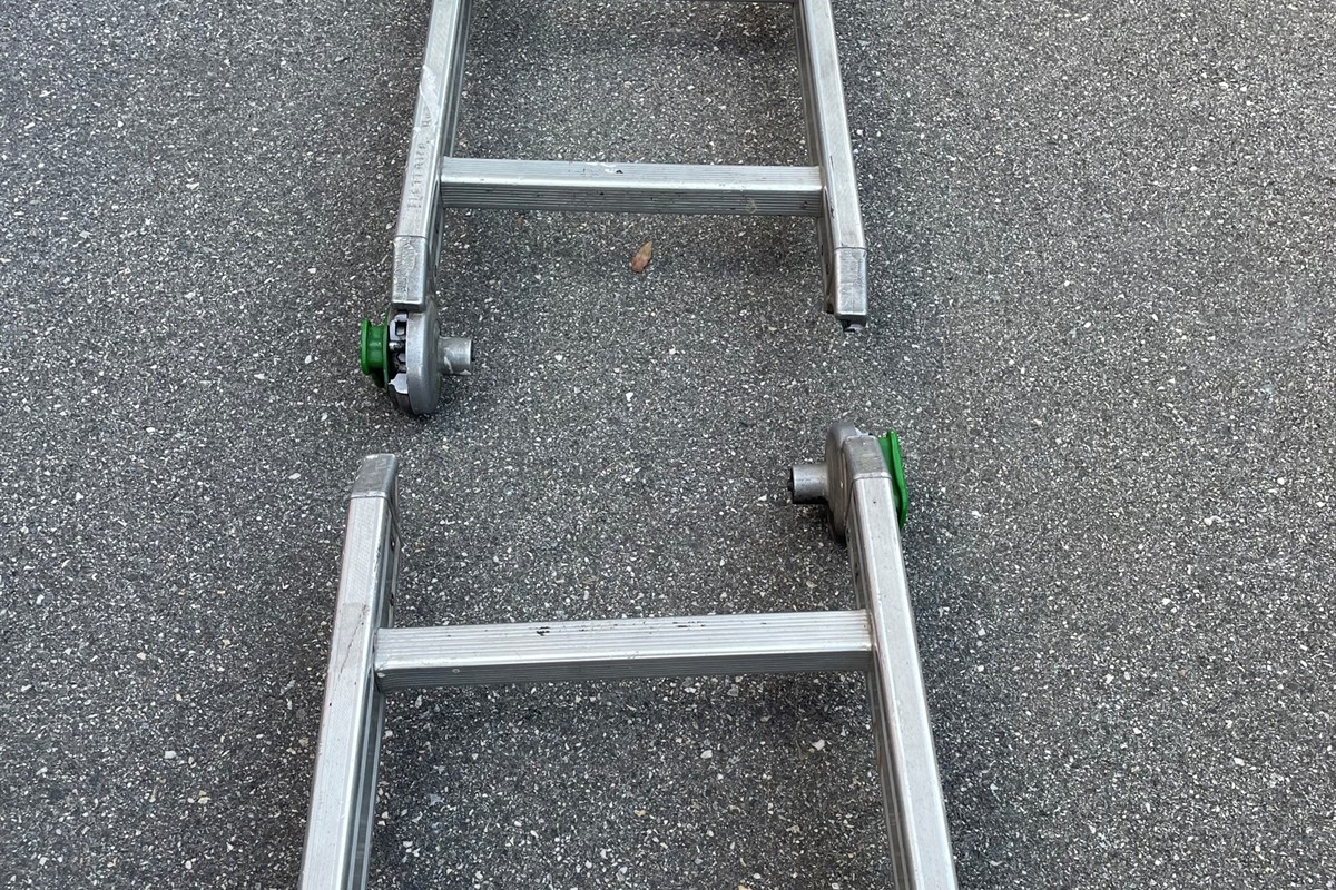 Arbeitsunfall in Zizers GR - Scharnier an Leiter bricht – Mann stürzt von Leiter