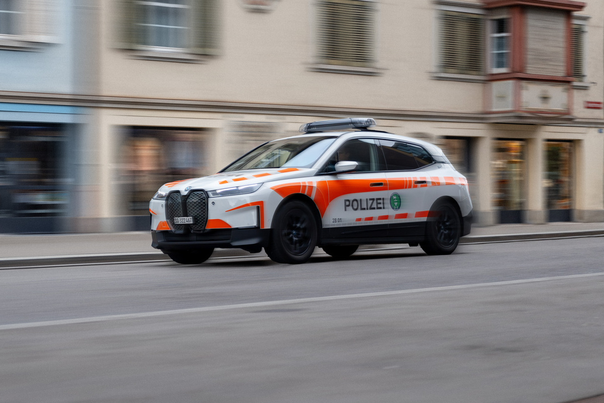 Heiligkreuz A3 - Raser überholt Polizei mit Highspeed – Festnahme auf Toilette