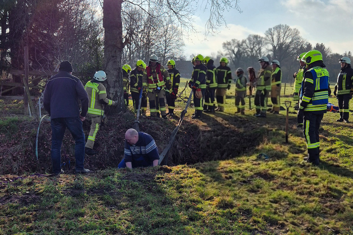 Hude – Feuerwehr rettet Pony aus Graben