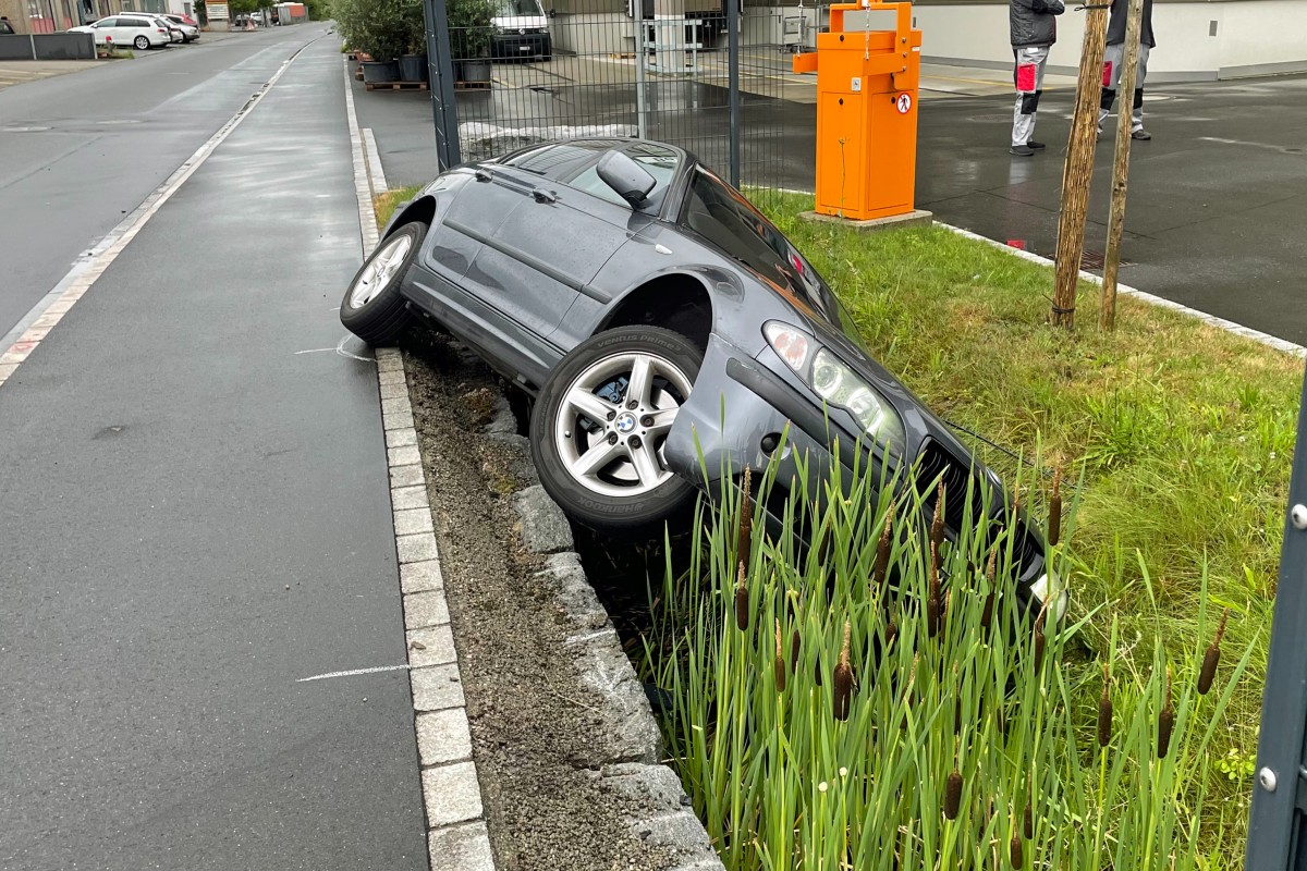 Emmen LU - 18-Jähriger beschleunigt und landet im Bach