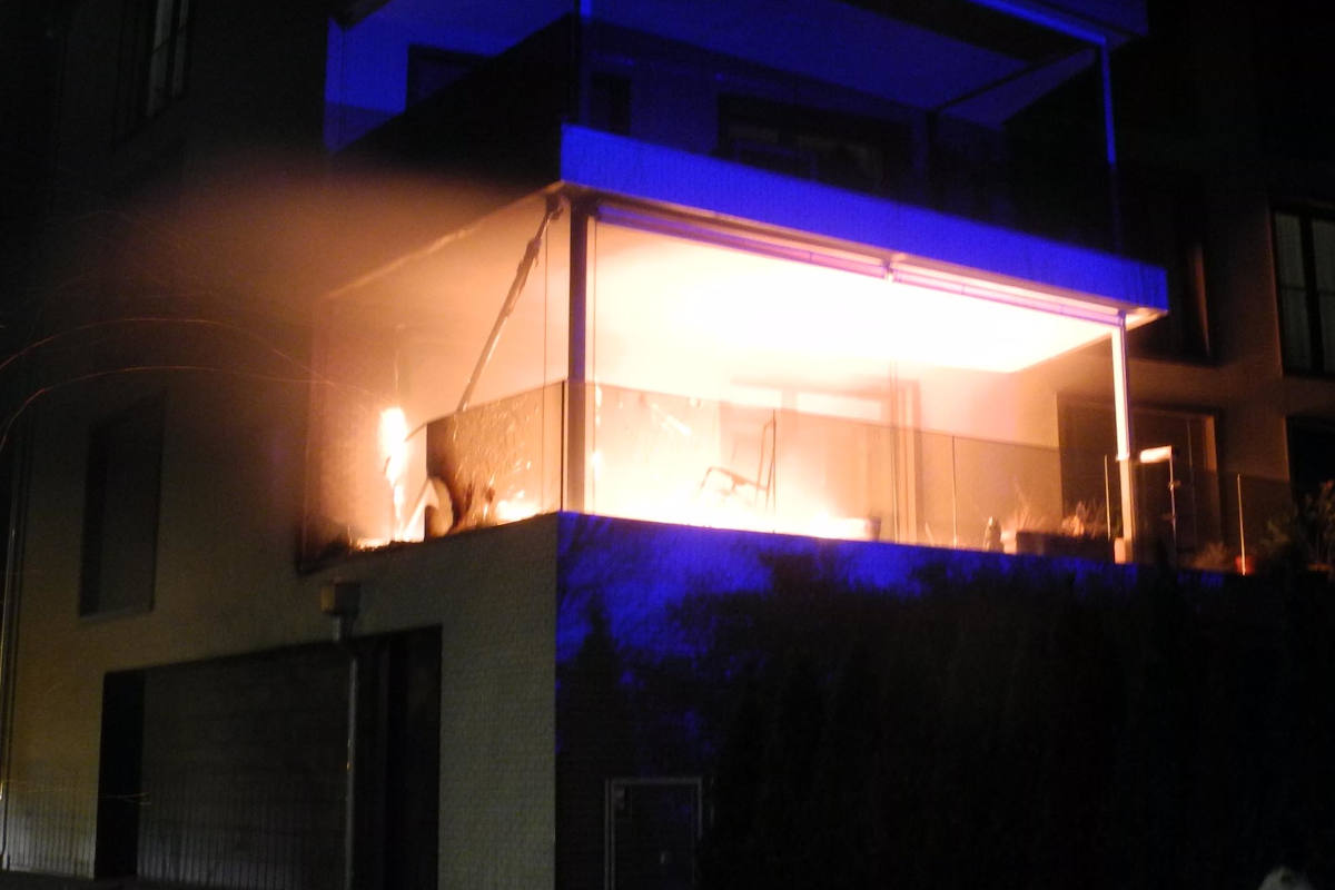 Ibach SZ – Sachschaden bei Brand auf Balkon