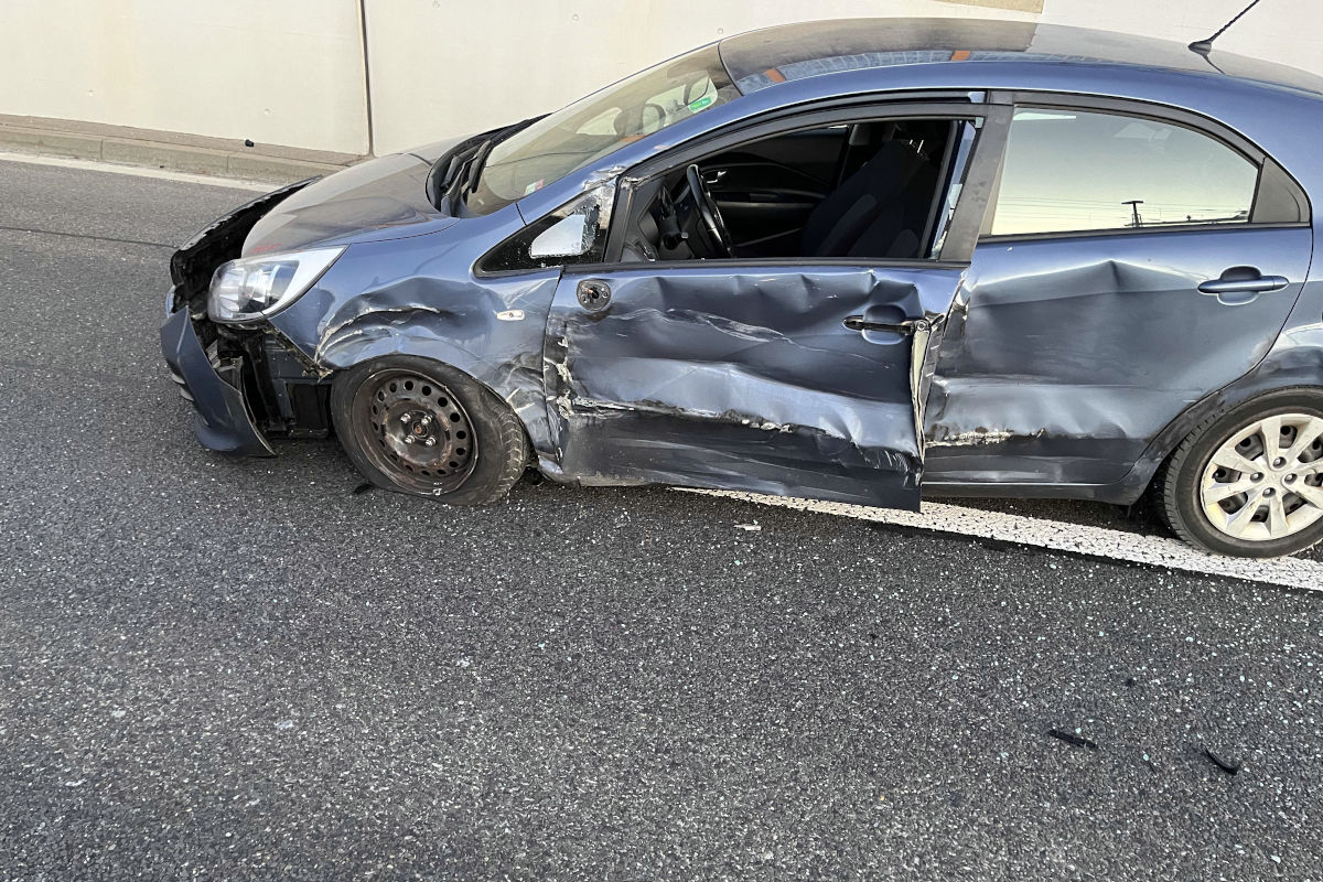 A4 Stadt Schaffhausen – Chauffeur kollidiert mit Auto und fährt weiter