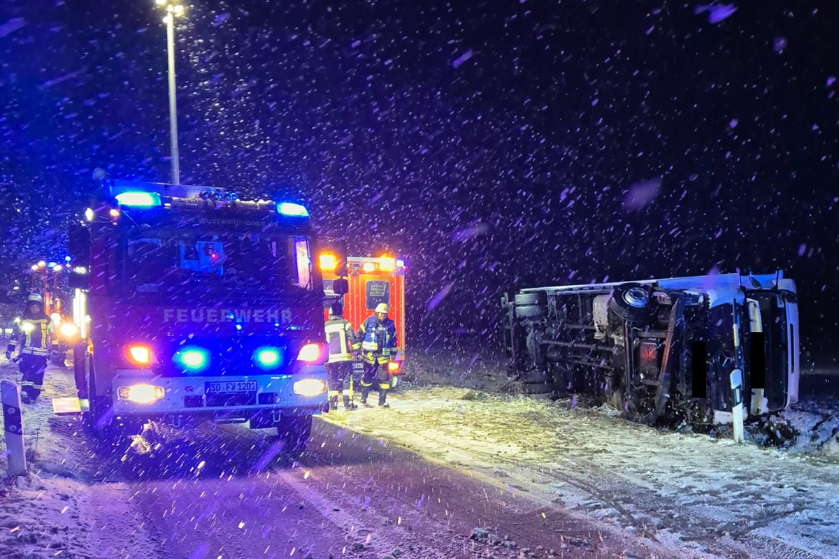 Ense – Lkw-Fahrer bei schwerem Unfall im Schnee verletzt