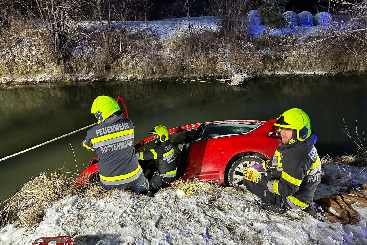 Rottenmann – Auto stürzte beinahe in Fluss