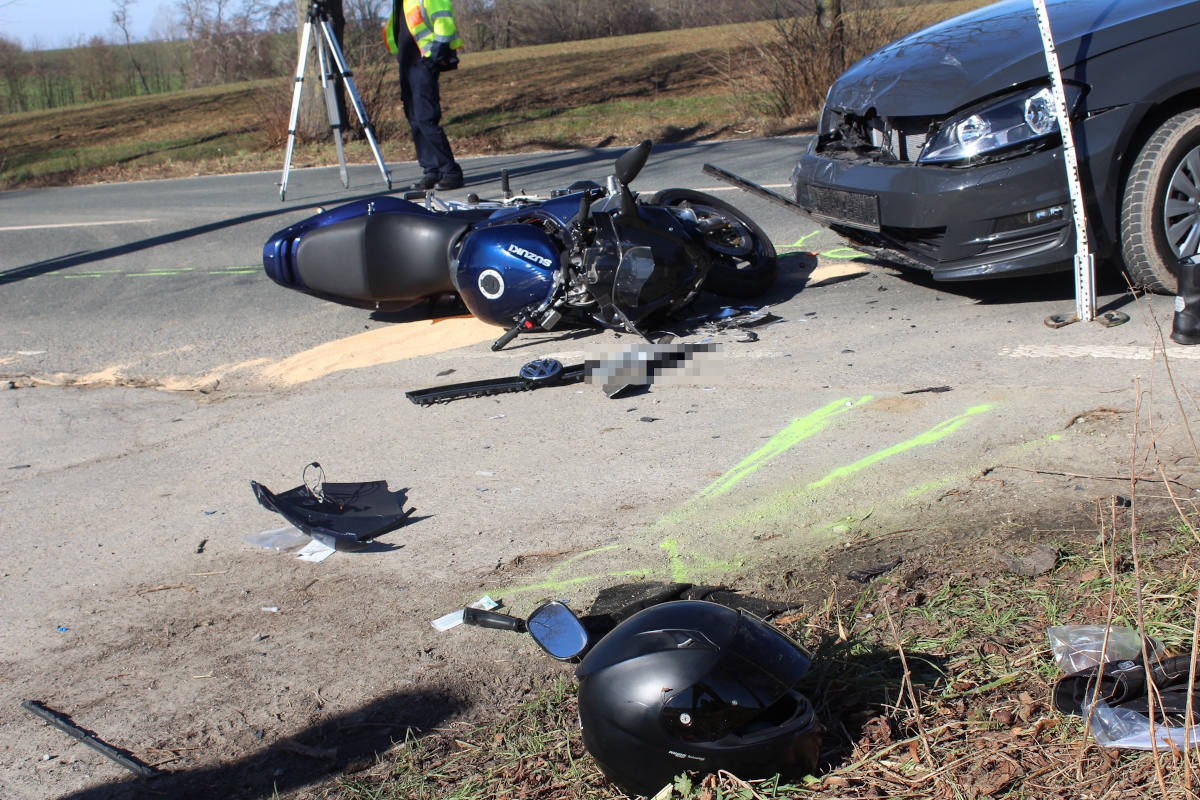 Witten – Frontalzusammenstoß zwischen Pkw und Motorrad