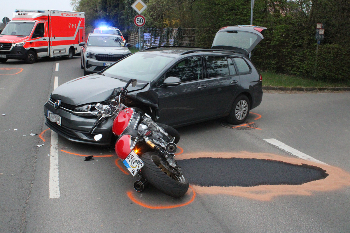 Leichlingen – Motorradfahrer bei Unfall mit Auto schwer verletzt