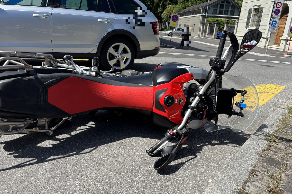 Auffahrunfall in Glarus GL – Auto kollidiert mit Motorrad vor Fussgängerstreifen