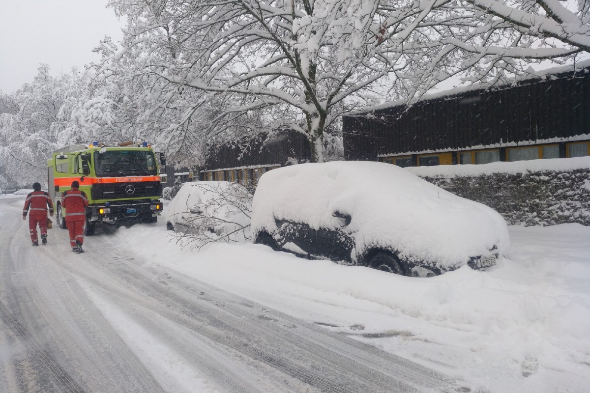 Winterthur ZH - Schneefallereignis fordert die Rettungskräfte stark!