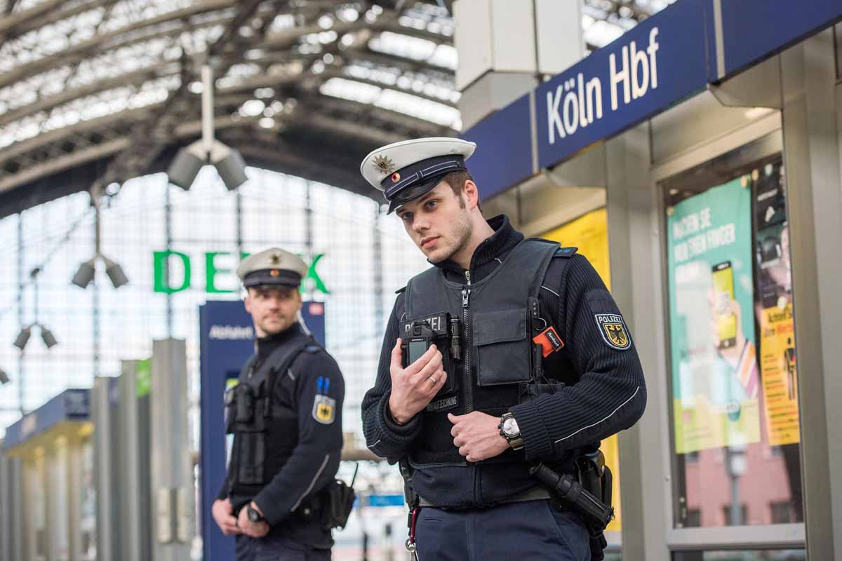 Köln - Verletzte Polizisten im Hauptbahnhof